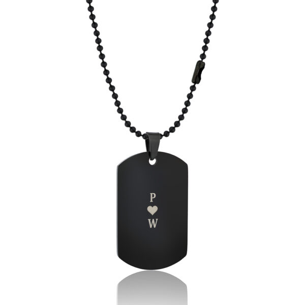 Czarny naszyjnik z grawerem liter P i W oddzielonych sercem.