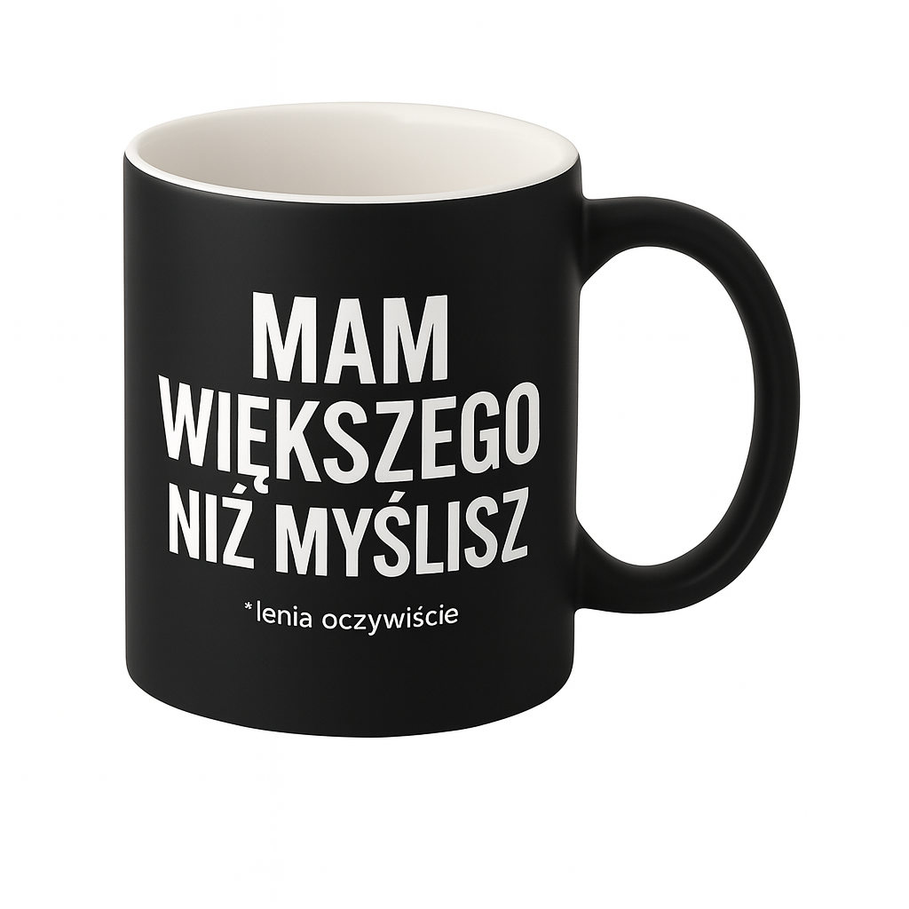 Czarny kubek z białym napisem: 'Mam większego niż myślisz *lenia oczywiście.'